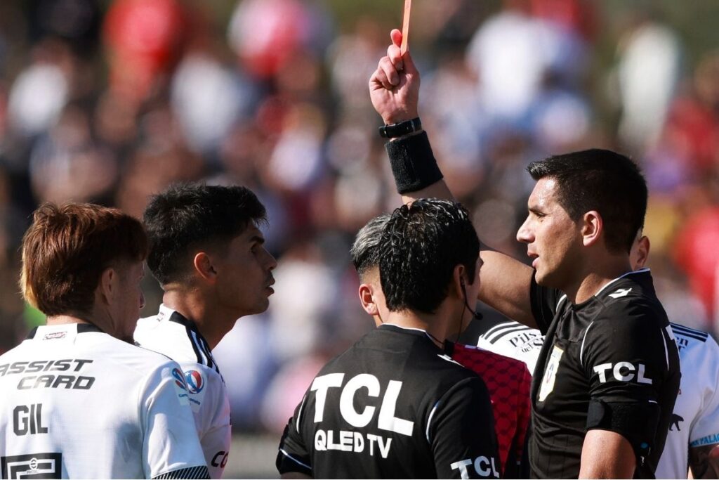 Erick Wiemberg recibiendo tarjeta roja frente a Palestino.