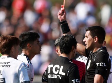 Erick Wiemberg recibiendo tarjeta roja frente a Palestino.