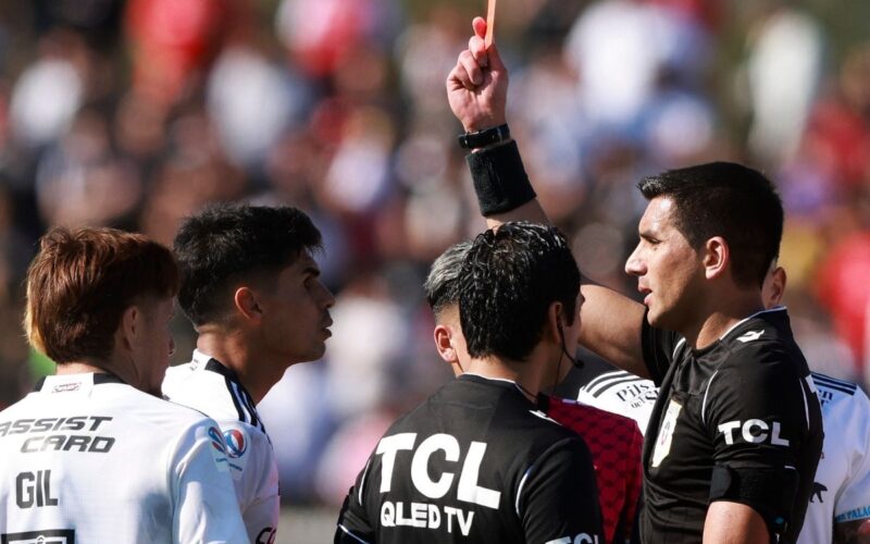 Erick Wiemberg recibiendo tarjeta roja frente a Palestino.