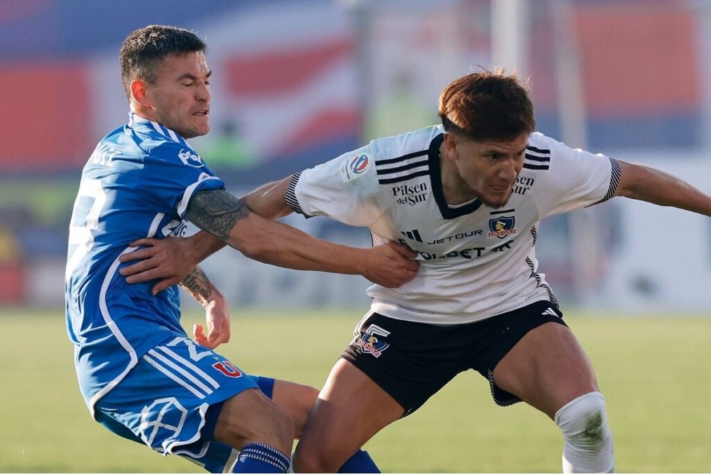 Leonardo Gil disputando un balón con Charles Aránguiz.