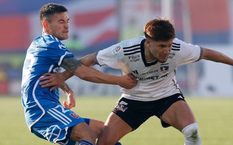 Leonardo Gil disputando un balón con Charles Aránguiz.