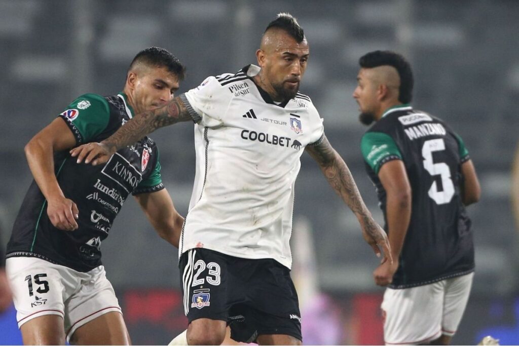 Arturo Vidal disputando un balón frente a Deportes Copiapó