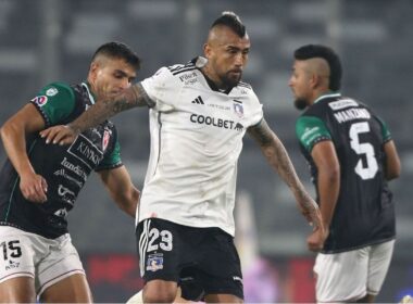 Arturo Vidal disputando un balón frente a Deportes Copiapó