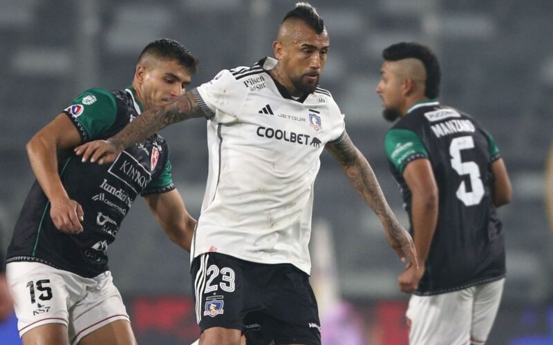 Arturo Vidal disputando un balón frente a Deportes Copiapó