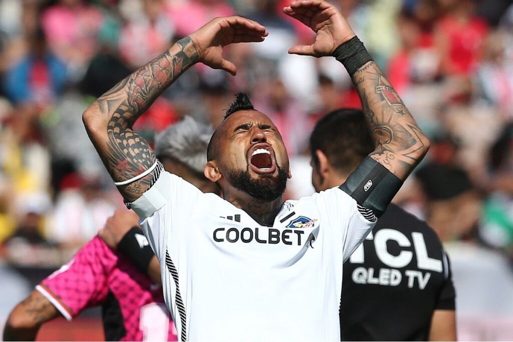 Arturo Vidal celebra el triunfo de Colo-Colo