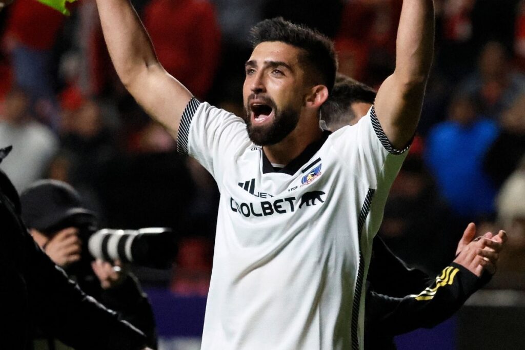 Emiliano Amor celebra el triunfo de Colo-Colo.