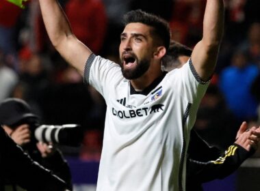 Emiliano Amor celebra el triunfo de Colo-Colo.