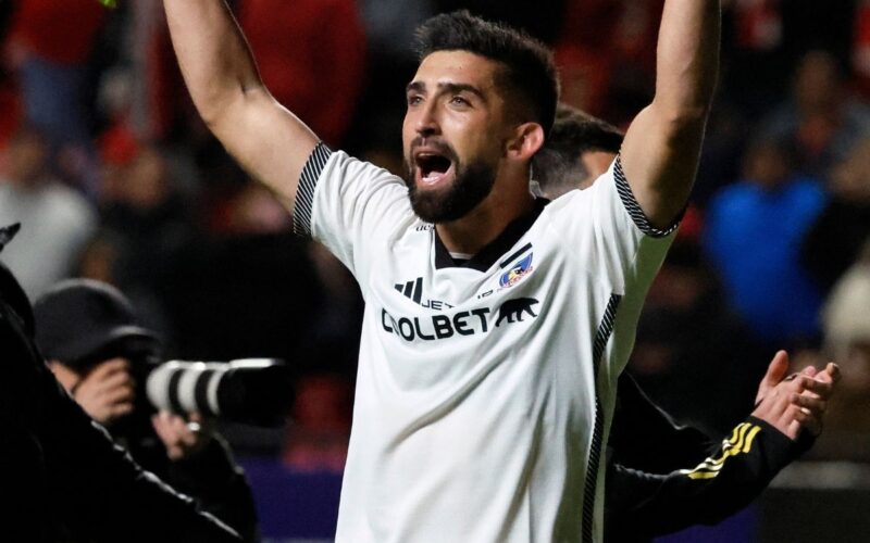 Emiliano Amor celebra el triunfo de Colo-Colo.