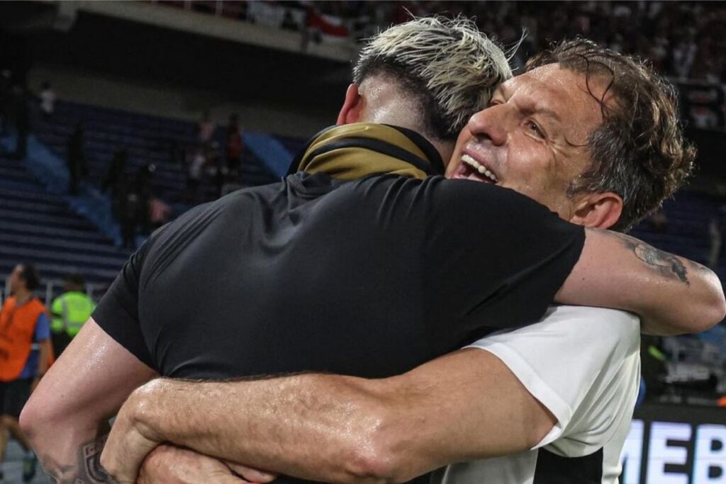 Aníbal Mosa abrazando a Carlos Palacios en Copa Libertadores.