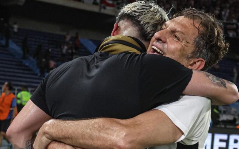 Aníbal Mosa abrazando a Carlos Palacios en Copa Libertadores.