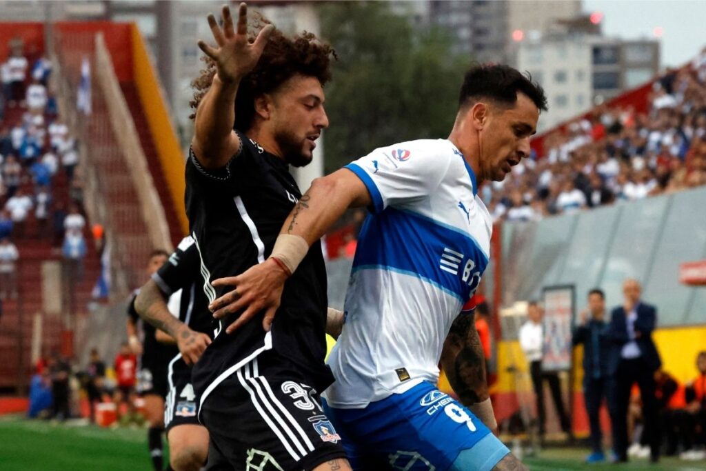 Maximiliano Falcón disputando un balón con Fernando Zampedri