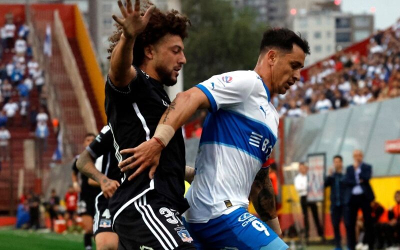 Maximiliano Falcón disputando un balón con Fernando Zampedri