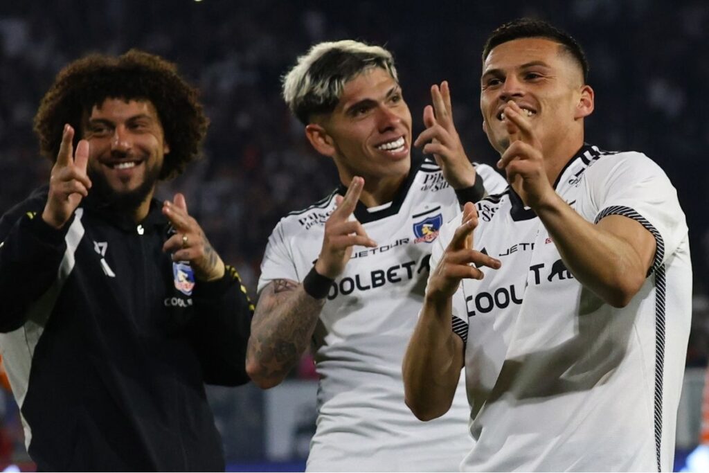 Jugadores de Colo-Colo celebrando un gol en el Campeonato Nacional.