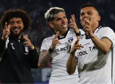 Jugadores de Colo-Colo celebrando un gol en el Campeonato Nacional.