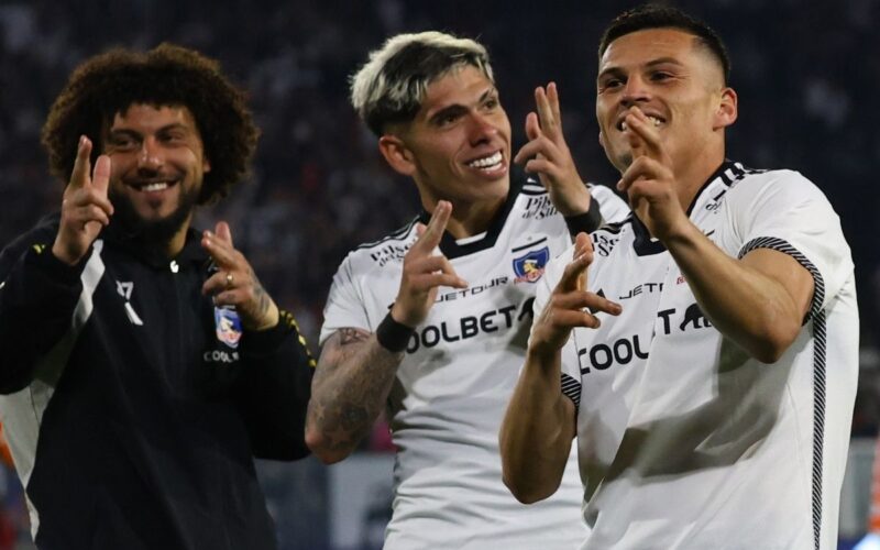 Jugadores de Colo-Colo celebrando un gol en el Campeonato Nacional.