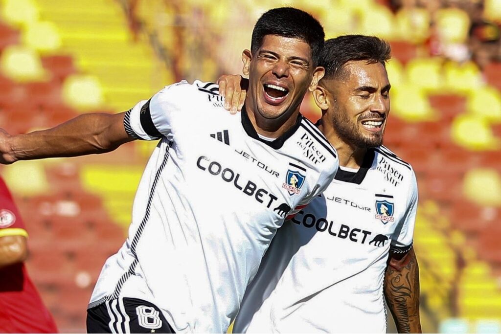 Esteban Pavez celebrando un gol con Colo-Colo.