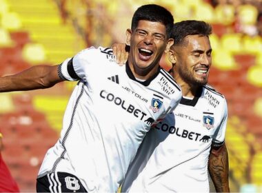 Esteban Pavez celebrando un gol con Colo-Colo.