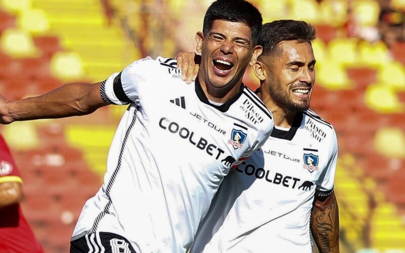 Esteban Pavez celebrando un gol con Colo-Colo.