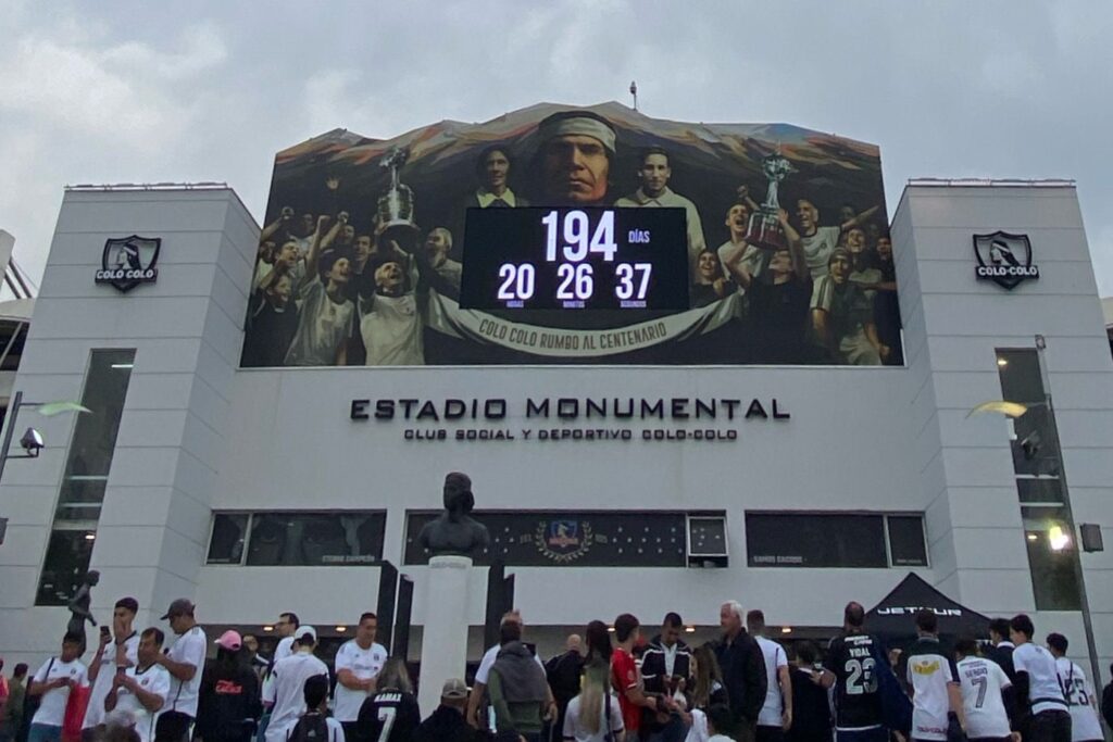 Primer plano al frontis del sector Océano del Estadio Monumental.