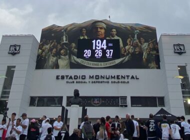 Primer plano al frontis del sector Océano del Estadio Monumental.