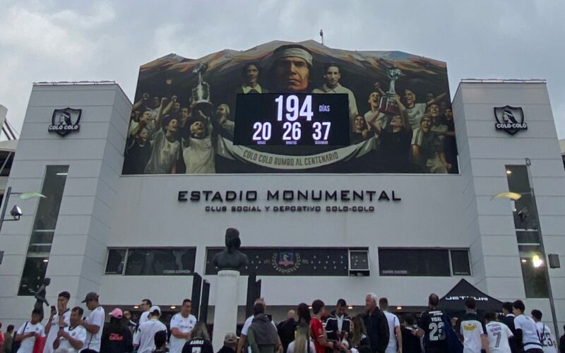 Primer plano al frontis del sector Océano del Estadio Monumental.