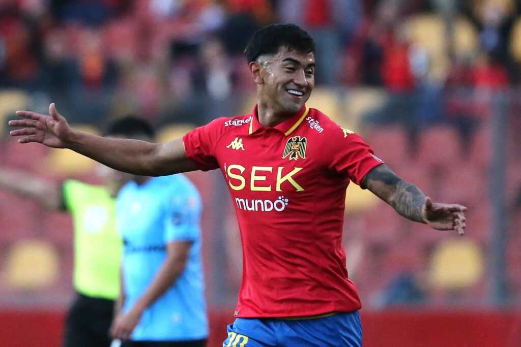 Primer plano a Franco Frías celebrando un gol con Unión Española.