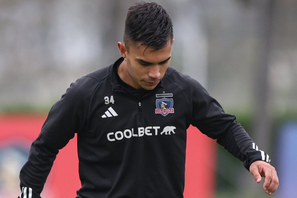 Primer plano de Vicente Pizarro con indumentaria de Colo-Colo.