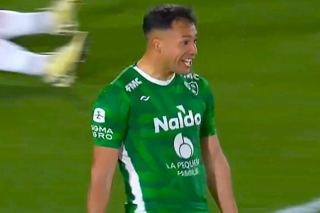 Iván Morales celebrando un gol con la camiseta de Sarmiento de Junín.