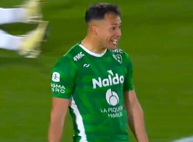 Iván Morales celebrando un gol con la camiseta de Sarmiento de Junín.