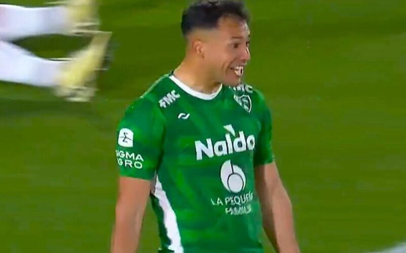 Iván Morales celebrando un gol con la camiseta de Sarmiento de Junín.