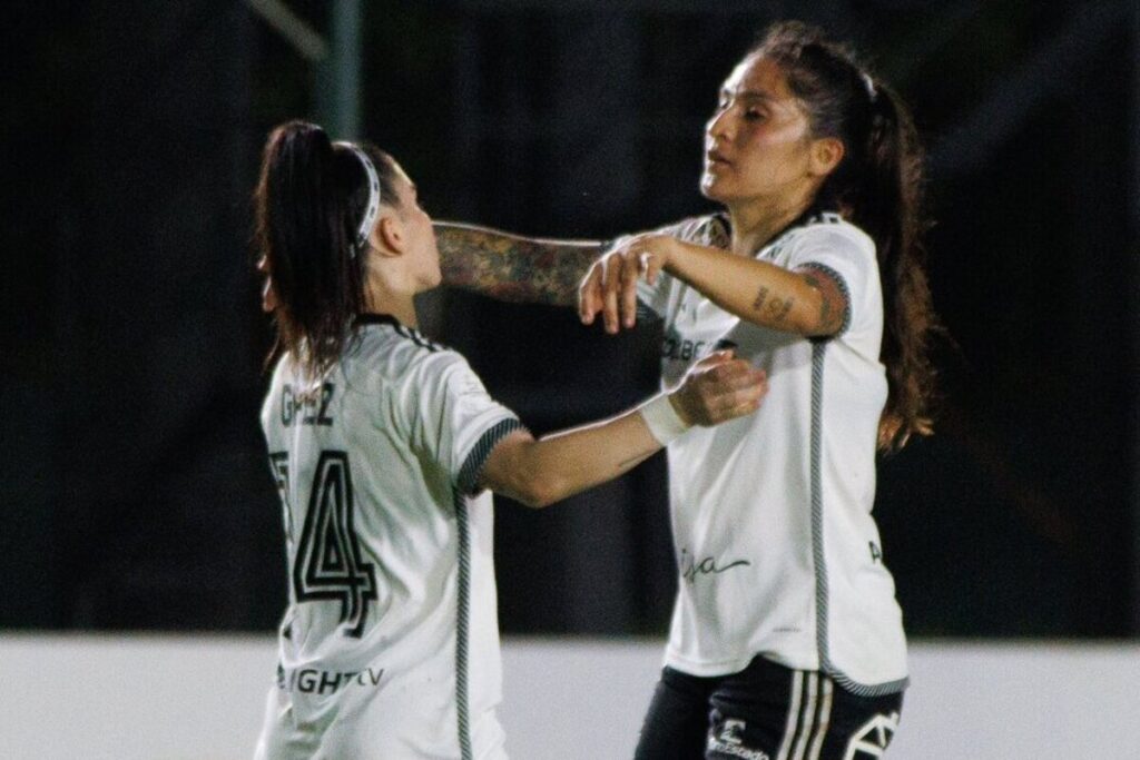 Javiera Grez y Yenny Acuña abrazadas celebrando un gol de Colo-Colo.