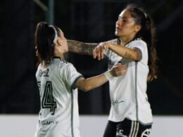 Javiera Grez y Yenny Acuña abrazadas celebrando un gol de Colo-Colo.