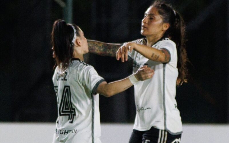 Javiera Grez y Yenny Acuña abrazadas celebrando un gol de Colo-Colo.