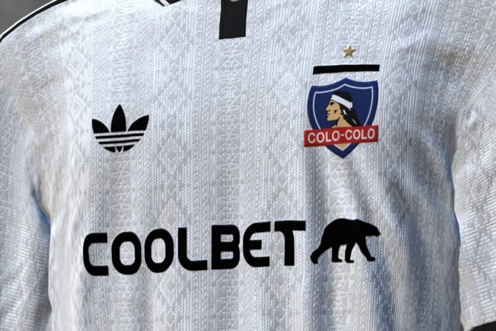 Diseño de camiseta de Colo-Colo.