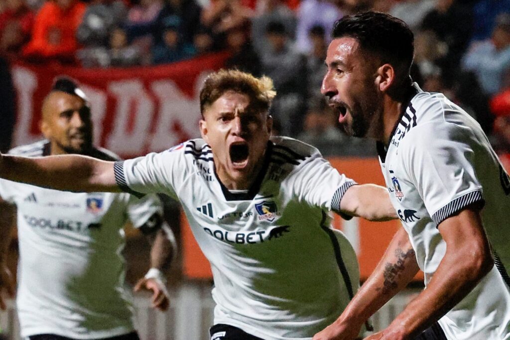 Arturo Vidal, Leonardo Gil y Mauricio Isla celebrando un Gol con Colo-Colo.