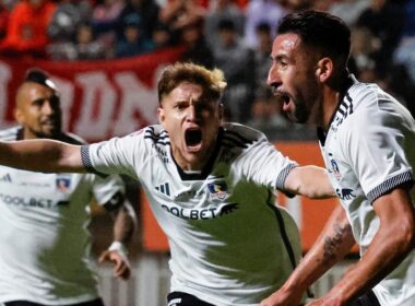 Arturo Vidal, Leonardo Gil y Mauricio Isla celebrando un Gol con Colo-Colo.