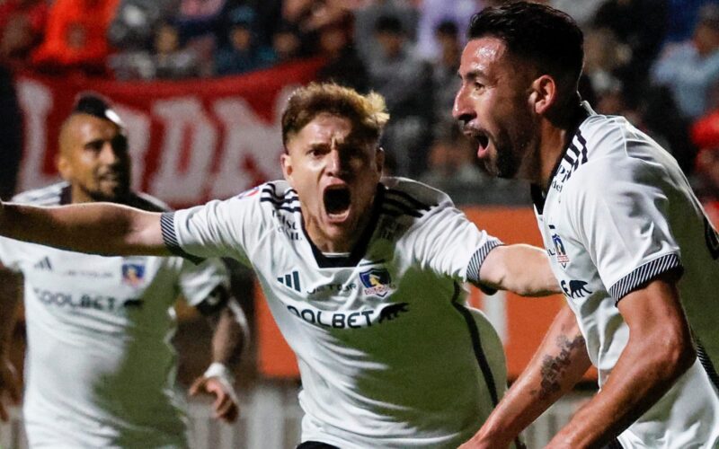 Arturo Vidal, Leonardo Gil y Mauricio Isla celebrando un Gol con Colo-Colo.