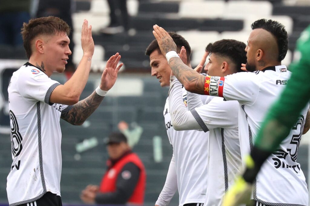 Jugadores celebran gol de Colo-Colo vs Club Deportes Quillón en Copa Chile.