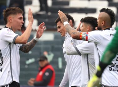 Jugadores celebran gol de Colo-Colo vs Club Deportes Quillón en Copa Chile.