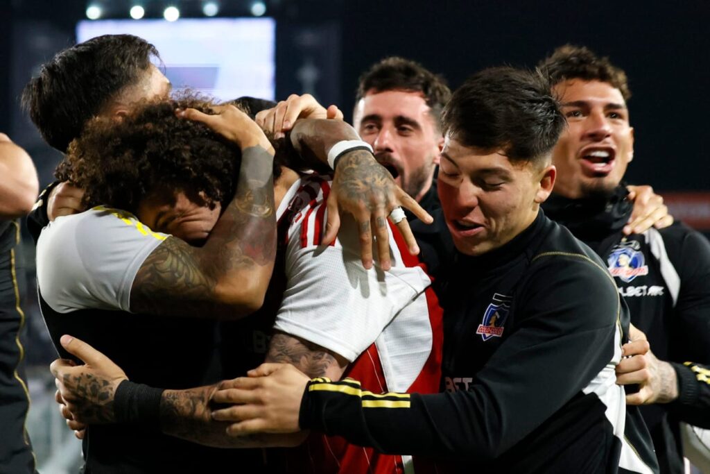 Jugadores de Colo-Colo celebrando un gol con la camiseta roja.