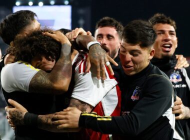 Jugadores de Colo-Colo celebrando un gol con la camiseta roja.