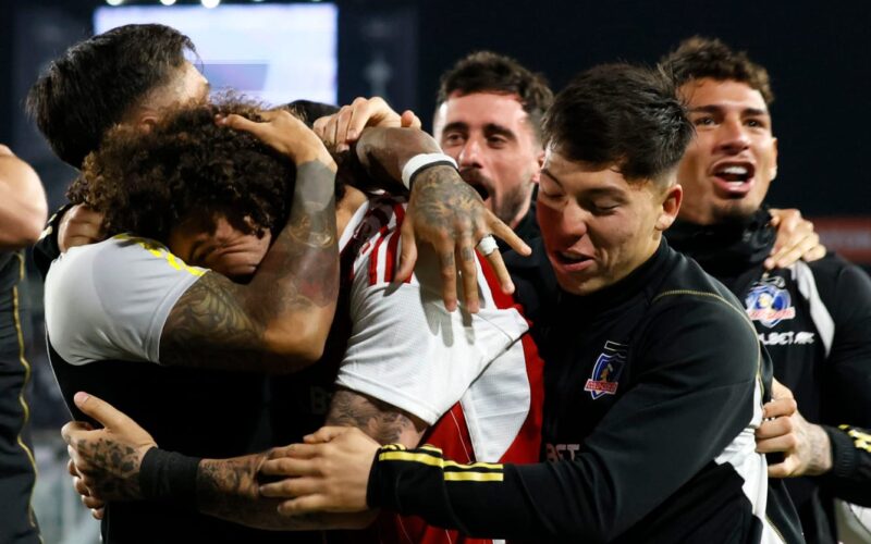 Jugadores de Colo-Colo celebrando un gol con la camiseta roja.