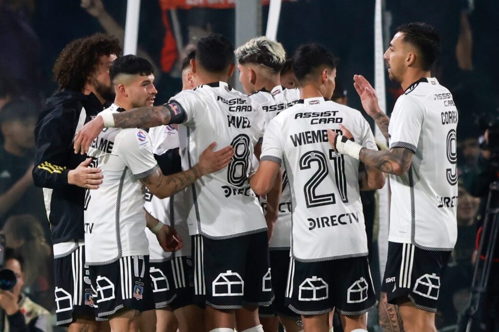 Jugadores de Gol de Colo-Colo celebrando un gol.