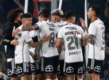 Jugadores de Gol de Colo-Colo celebrando un gol.