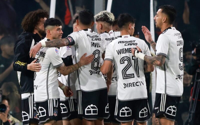 Jugadores de Gol de Colo-Colo celebrando un gol.