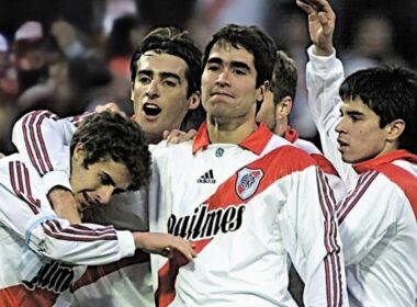 Primer plano a jugadores de River Plate celebrando un gol.