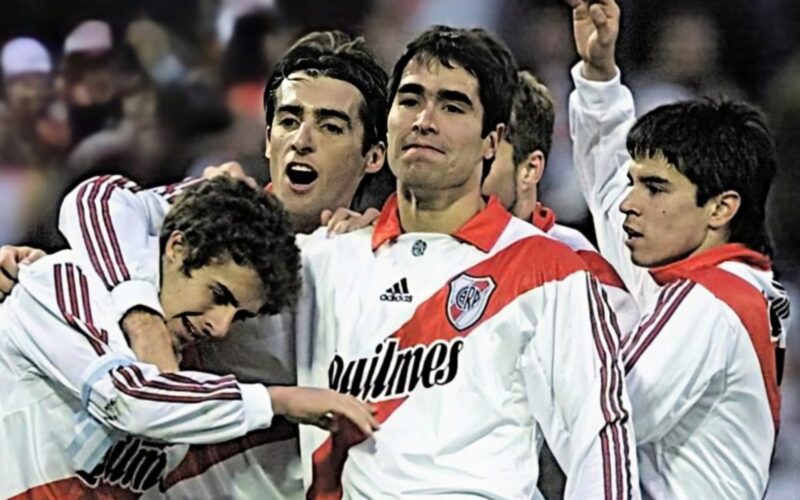 Primer plano a jugadores de River Plate celebrando un gol.