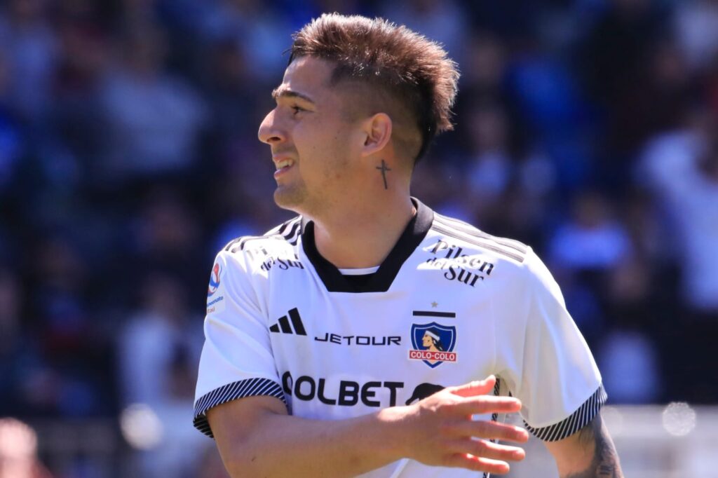 Primer plano a Guillermo Paiva con la indumentaria de Colo-Colo.