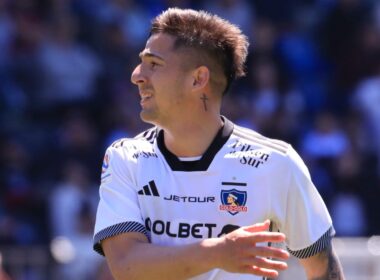 Primer plano a Guillermo Paiva con la indumentaria de Colo-Colo.