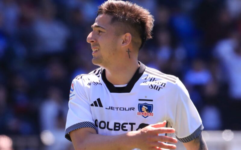 Primer plano a Guillermo Paiva con la indumentaria de Colo-Colo.